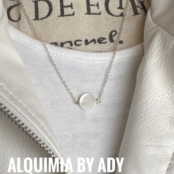 Alquimia Jewelry - Mother of Pearl coin 925 sterling silver dainty pendantnecklace/manifesting love